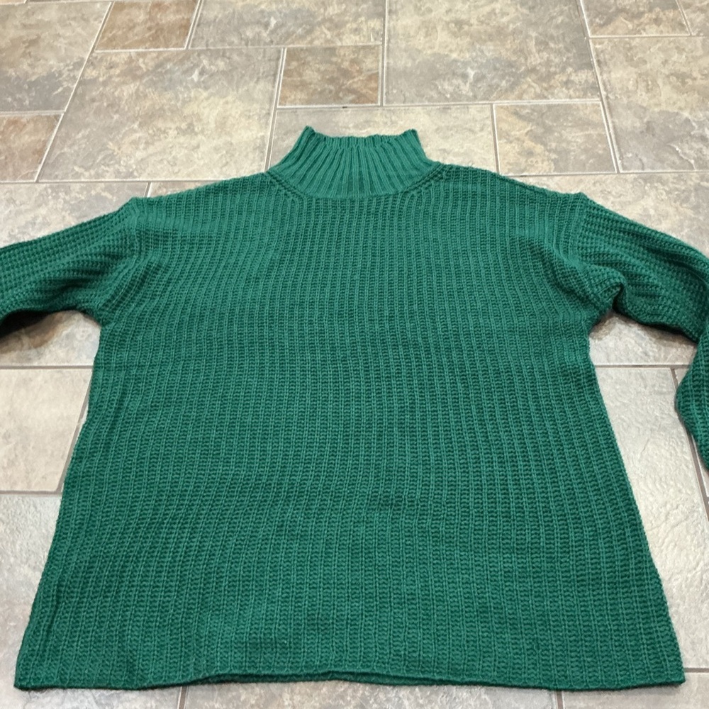 💰Bundle and save lots💰 Forest Green Turtleneck Sweater for Women - Picture 4 of 5